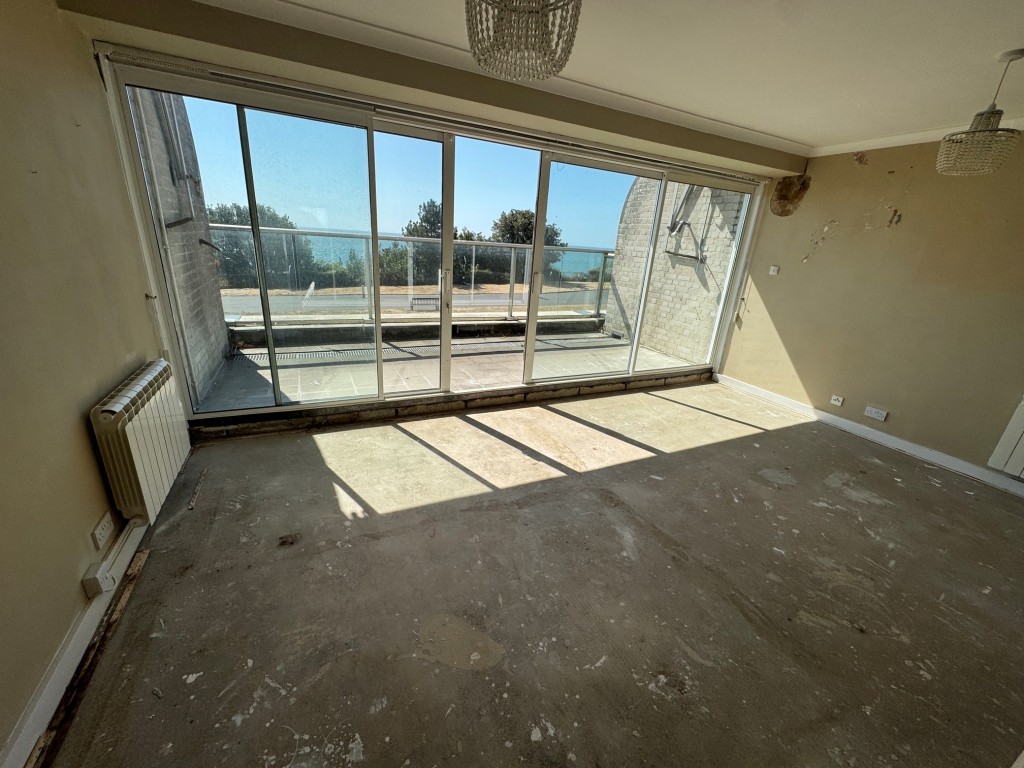 Lot: 207 - TWO-BEDROOM FIRST FLOOR APARTMENT WITH SEA VIEWS - Living room